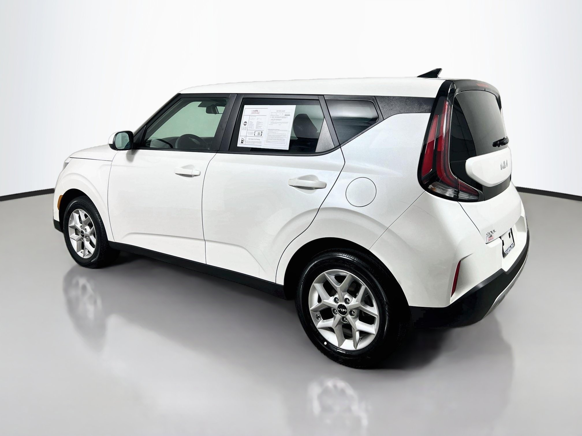 Used 2025 Kia Soul LX w/ LX Technology Package FWD image 8