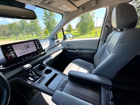 Used 2021 Toyota Sienna Limited image 31