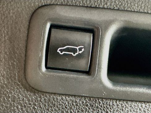 Used 2023 Toyota Highlander XLE FWD image 32