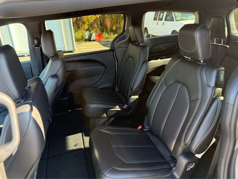 New 2026 Chrysler Pacifica Select image 13