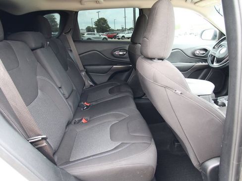 Used 2020 Jeep Cherokee Latitude w/ Cold Weather Group AWD/4WD image 9