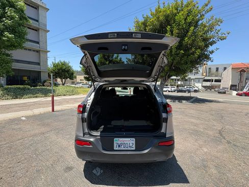 Used 2017 Jeep Cherokee Latitude FWD image 19
