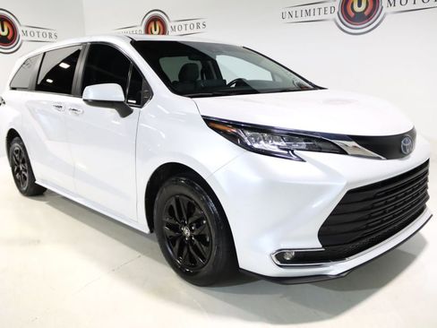 Used 2023 Toyota Sienna XLE image 18