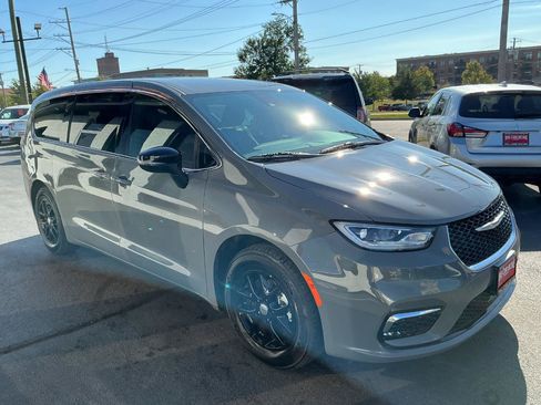 Used 2025 Chrysler Pacifica Select FWD image 3