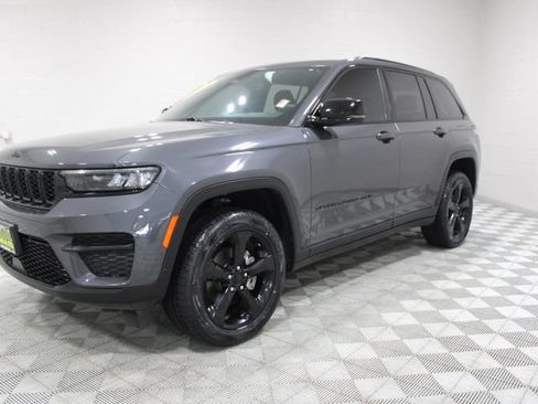 Used 2023 Jeep Grand Cherokee Altitude AWD/4WD image 7