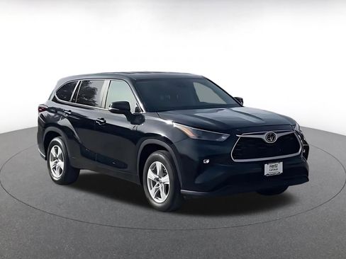 Used 2025 Toyota Highlander LE image 3