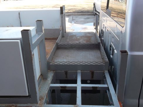 Used 2010 Ford F550 2WD Regular Cab Super Duty image 7