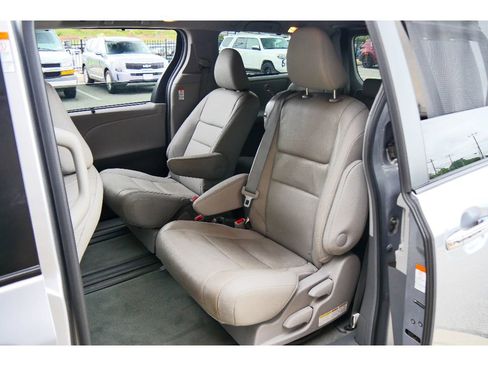 Used 2015 Toyota Sienna XLE Premium FWD image 16