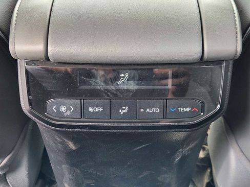 Used 2023 Toyota Highlander XLE FWD image 23
