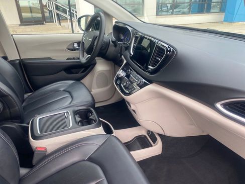 Used 2024 Chrysler Pacifica Touring-L FWD image 10