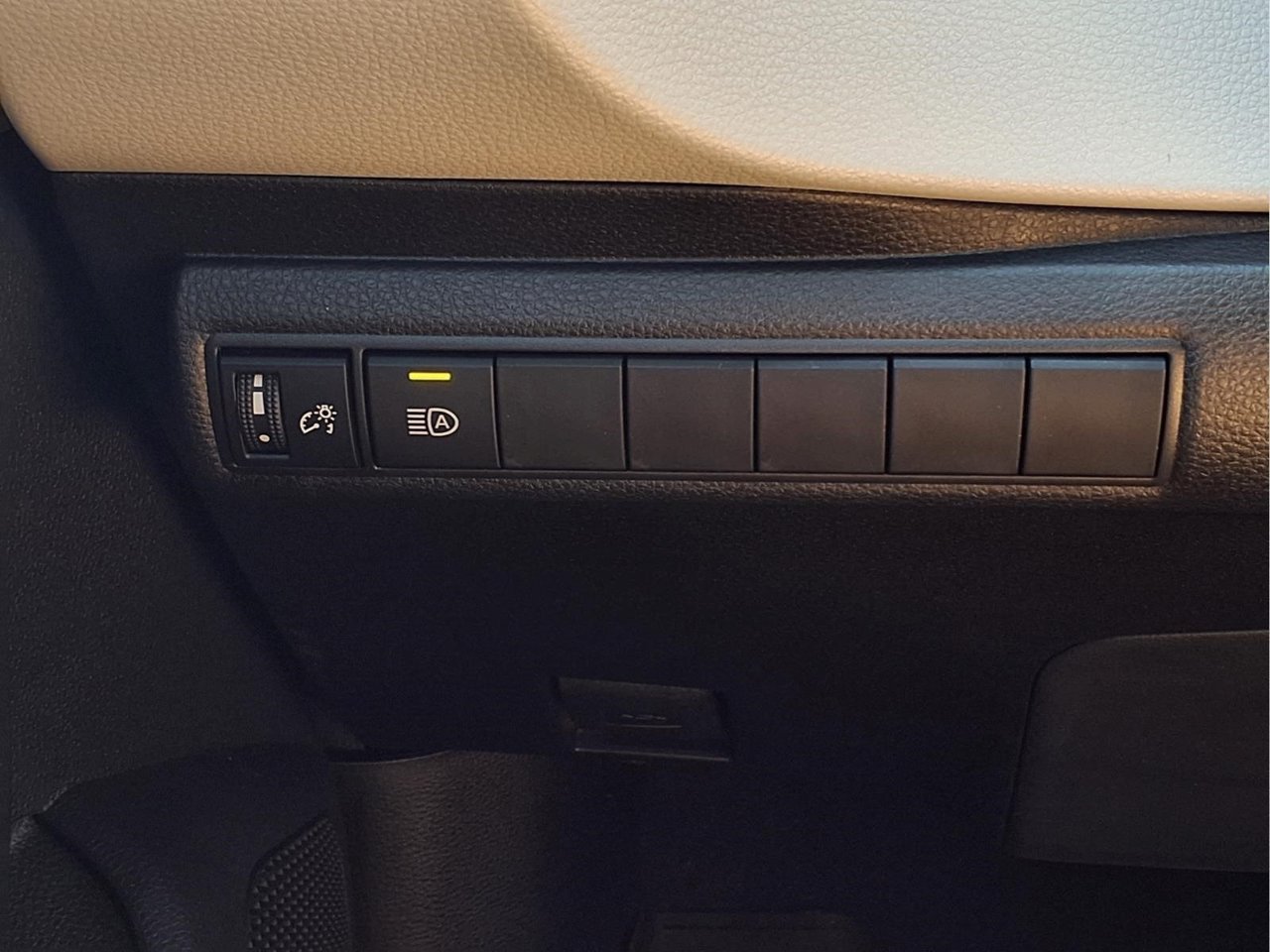 Used 2027 Toyota Corolla LE FWD image 24