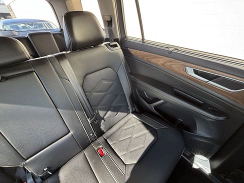 Used 2025 Volkswagen Atlas SE image 38