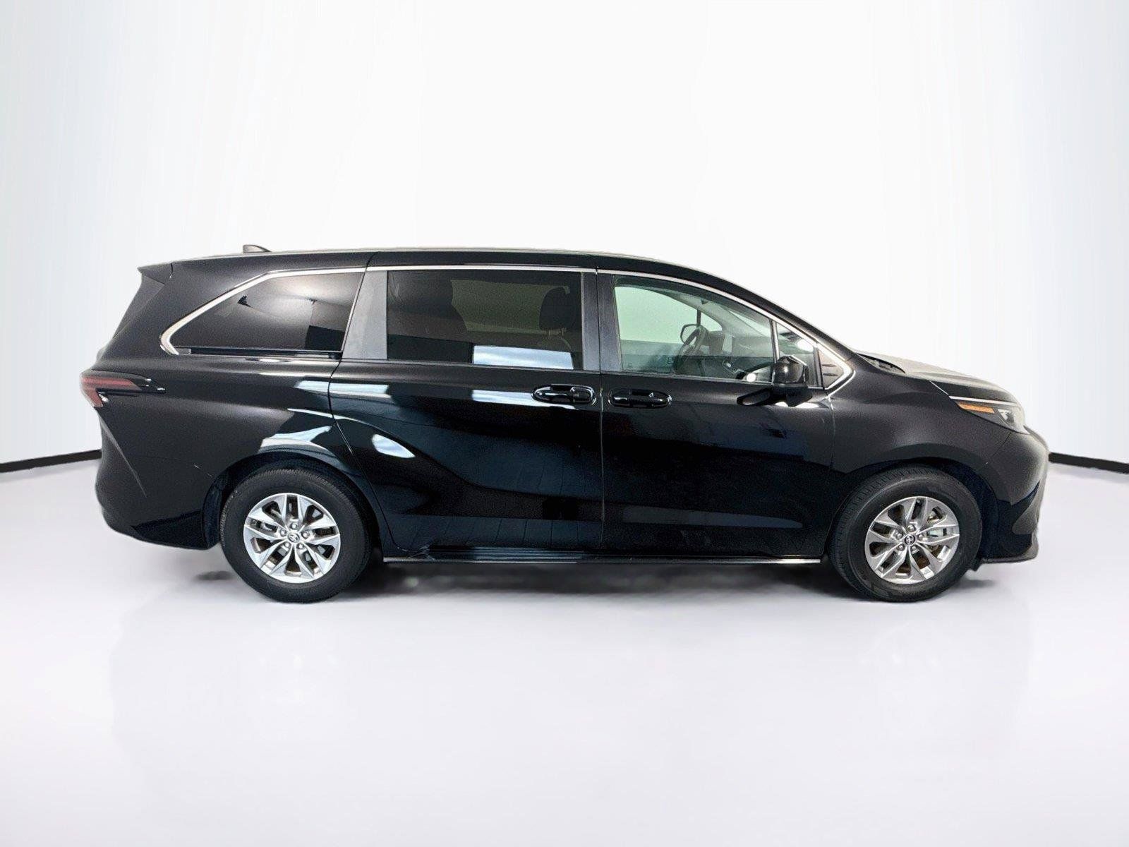 Used 2025 Toyota Sienna LE FWD image 7