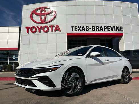 Used 2025 Hyundai Elantra Limited image 2