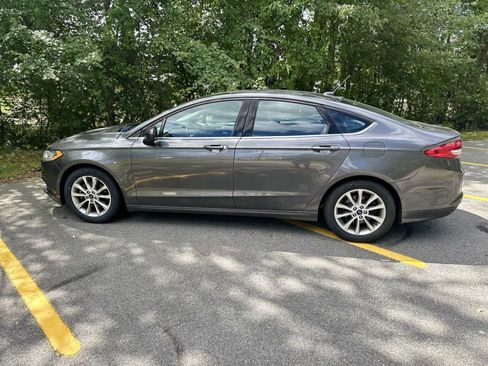 Used 2017 Ford Fusion SE w/ Fusion SE Technology Package image 8