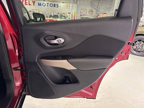Used 2017 Jeep Cherokee Latitude w/ Comfort/Convenience Group image 36