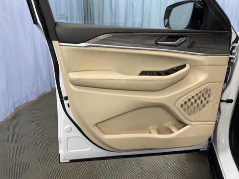 Certified 2024 Jeep Grand Cherokee Limited w/ Luxury Tech Group II image 11