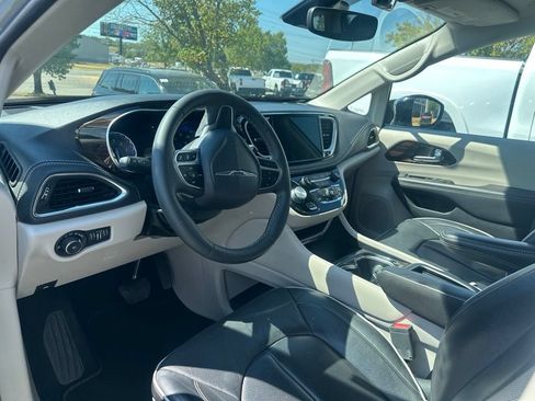 Used 2023 Chrysler Pacifica Limited AWD/4WD image 5