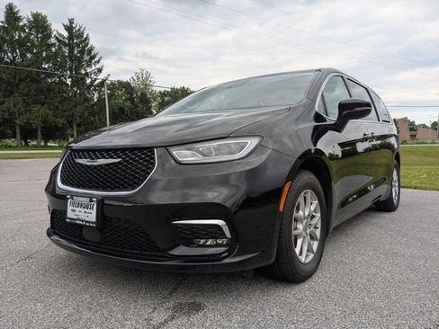 Used 2024 Chrysler Pacifica Touring-L FWD image 1