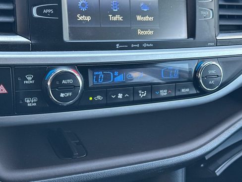 Used 2018 Toyota Highlander Plus AWD/4WD image 19