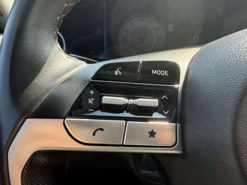 Certified 2025 Hyundai Elantra Limited FWD image 17