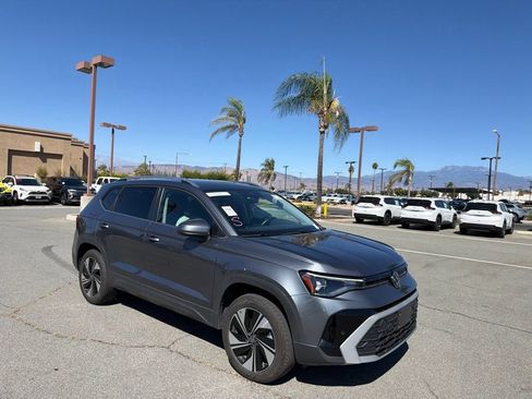 Used 2025 Volkswagen Taos SE AWD/4WD image 2