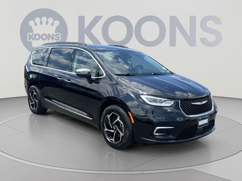 Used 2023 Chrysler Pacifica Limited w/ Uconnect Theater Family Group AWD/4WD image 2