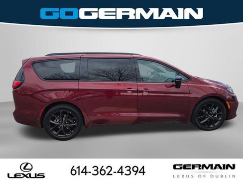 Used 2023 Chrysler Pacifica Limited w/ Uconnect Theater Family Group image 9