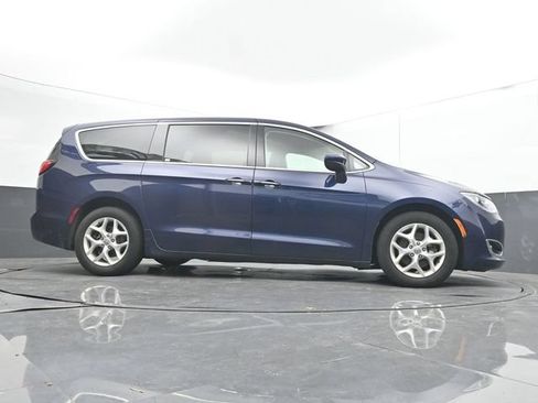 Used 2017 Chrysler Pacifica Touring Plus w/ Tire & Wheel Group FWD image 23