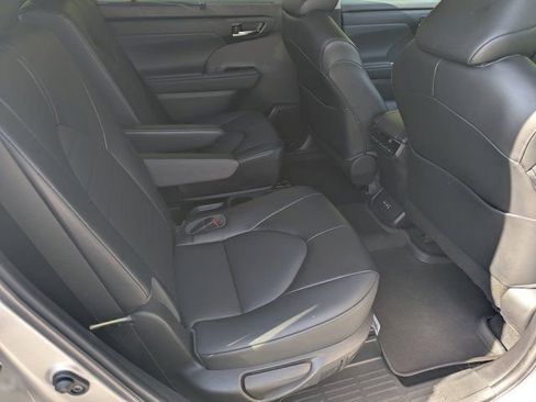 Used 2022 Toyota Highlander XLE AWD/4WD image 14