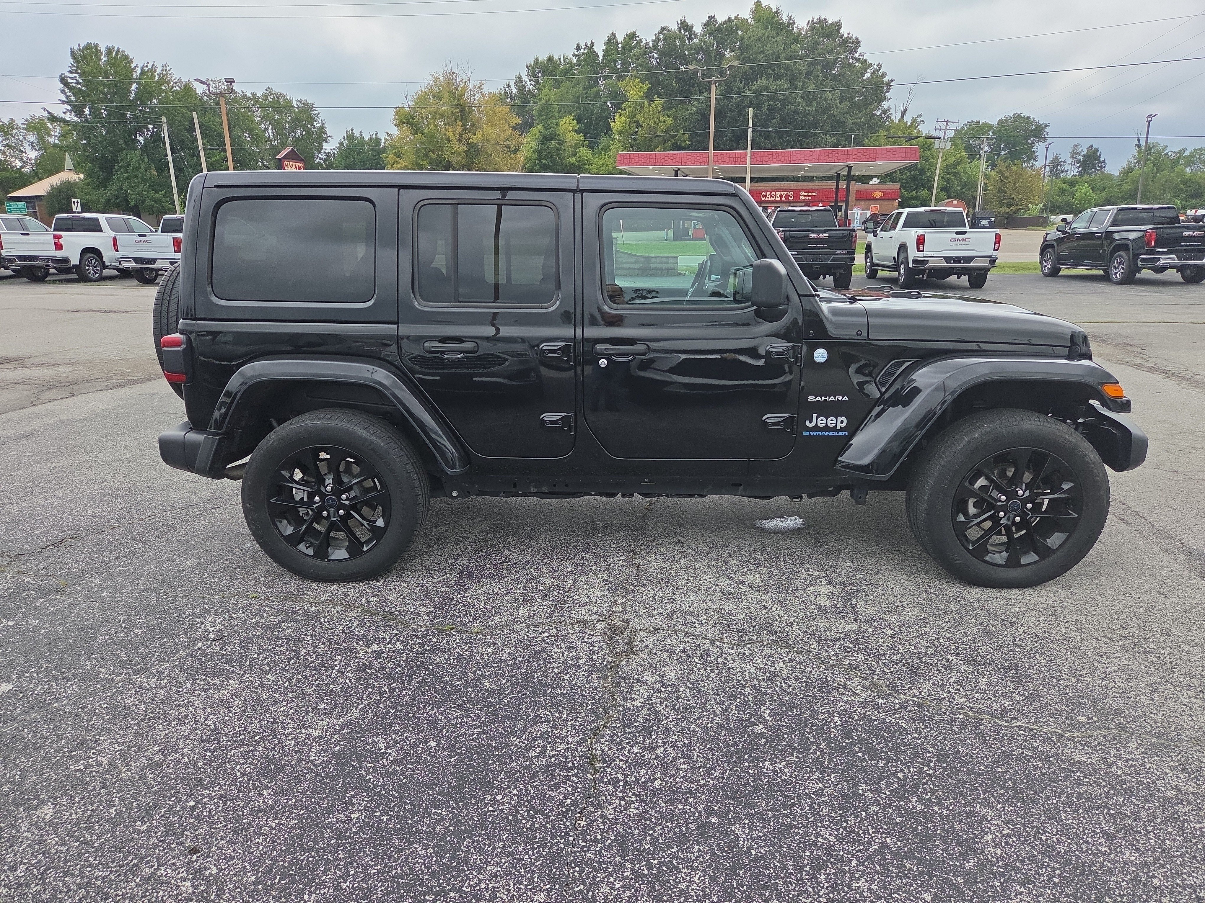 Used 2024 Jeep Wrangler Unlimited Sahara AWD/4WD image 3