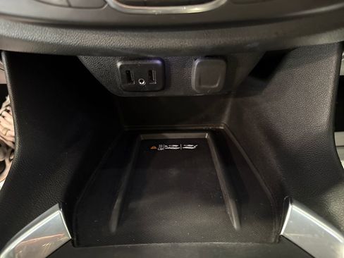 Used 2023 Chevrolet Traverse LT FWD image 19