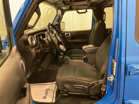 Used 2021 Jeep Gladiator Overland w/ Cold Weather Group image 4