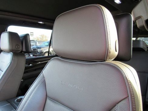 Used 2023 GMC Yukon XL Denali w/ Advanced Technology Package image 13