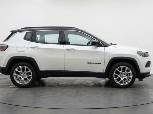 Used 2025 Jeep Compass Limited AWD/4WD image 11