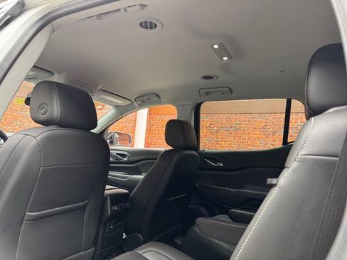 Used 2023 GMC Acadia SLT w/ Preferred Package image 24