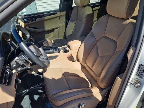Certified 2023 Porsche Macan S image 5