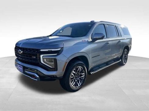 Used 2025 Chevrolet Suburban Z71 image 1