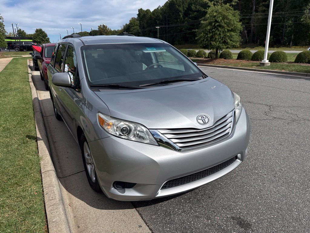 Used 2017 Toyota Sienna LE FWD image 2