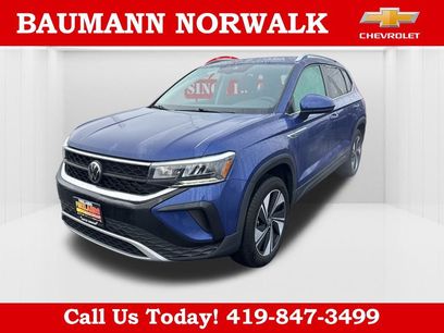 Used 2024 Volkswagen Taos SE w/ Panoramic Sunroof Package