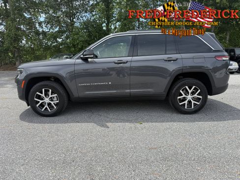 Used 2025 Jeep Grand Cherokee Limited AWD/4WD image 4