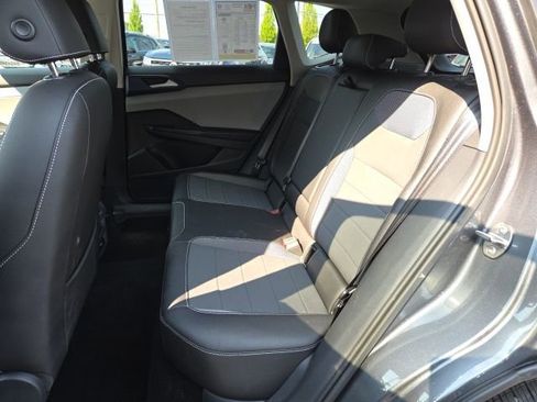 Used 2024 Volkswagen Taos SE image 11