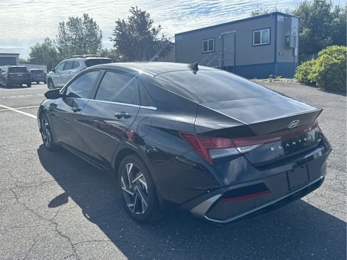 Used 2025 Hyundai Elantra Limited FWD image 7