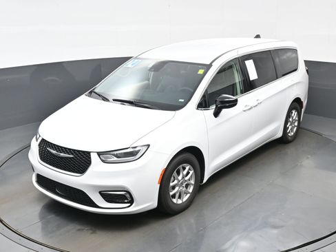 Used 2024 Chrysler Pacifica Touring-L FWD image 33