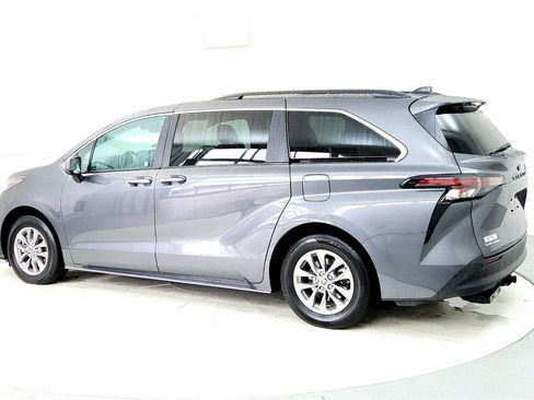 Used 2025 Toyota Sienna XLE w/ XLE Plus Package image 4