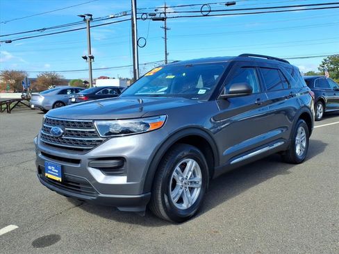 Certified 2022 Ford Explorer XLT image 3