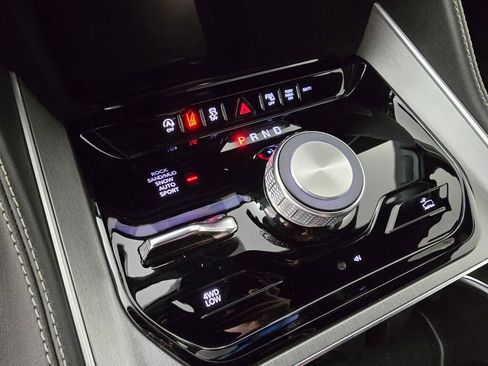 New 2025 Jeep Wagoneer L Series II w/ HD Trailer Tow Package w/25F image 24