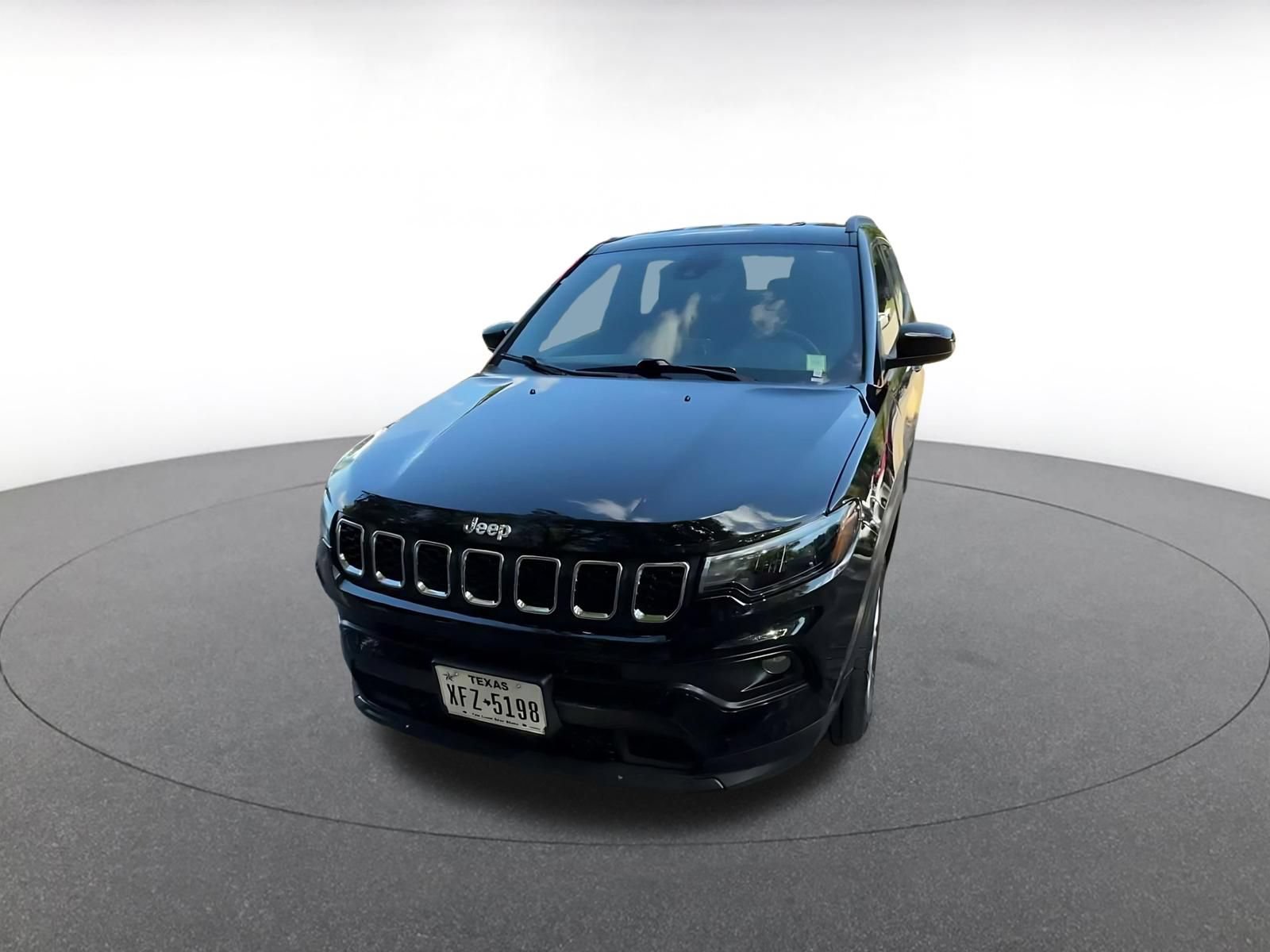 Used 2025 Jeep Compass Latitude AWD/4WD image 6