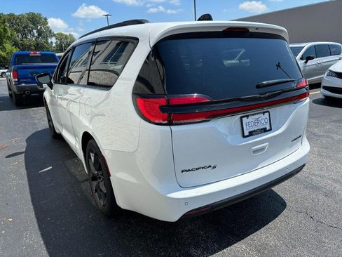 Used 2025 Chrysler Pacifica Limited FWD image 6