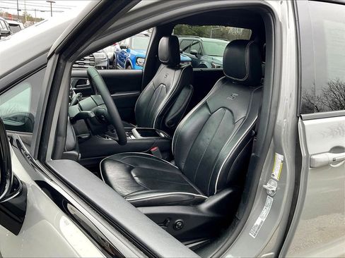 Used 2025 Chrysler Pacifica Limited FWD image 9